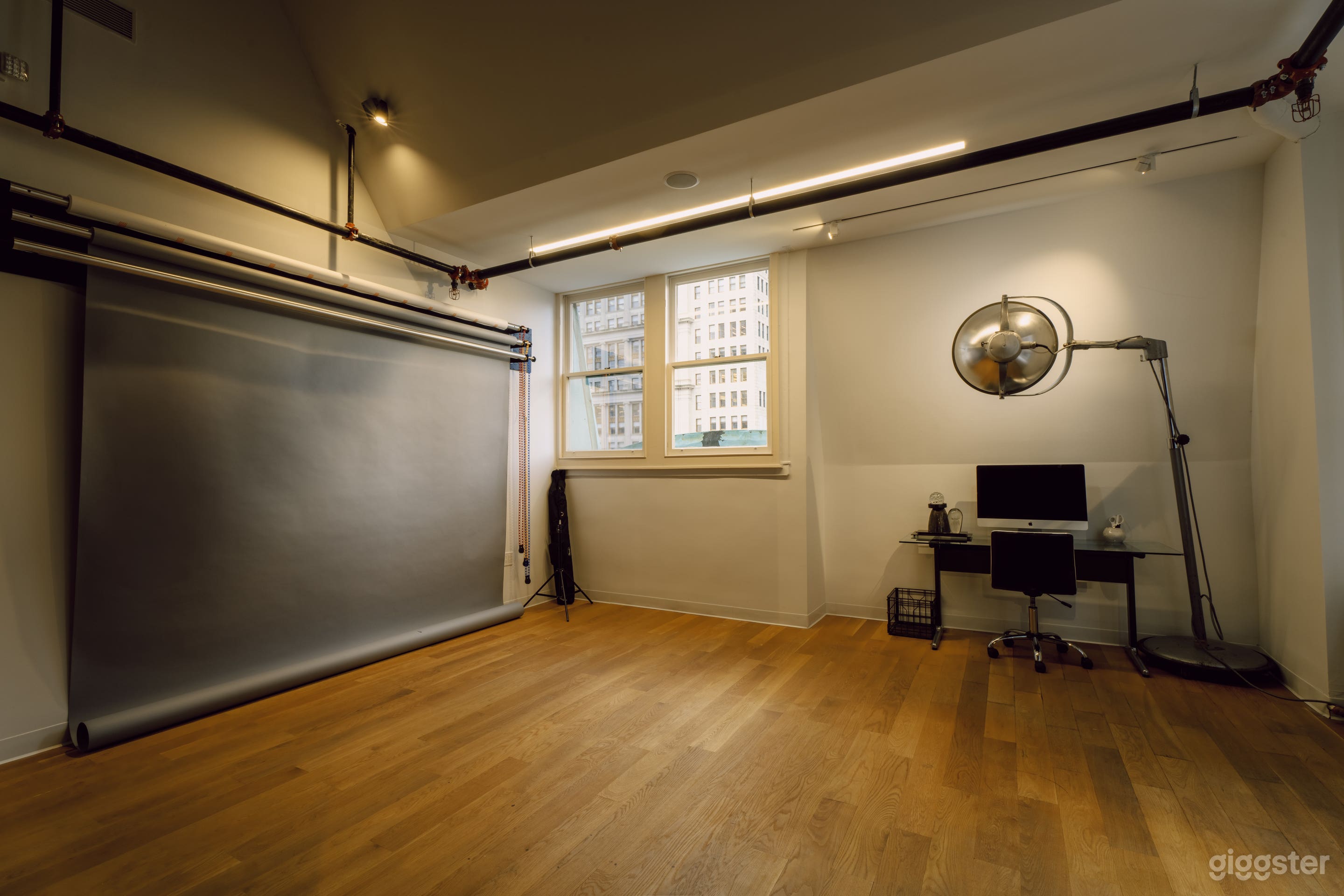 Downtown Small Photostudio in Chic Showroom Photo 2