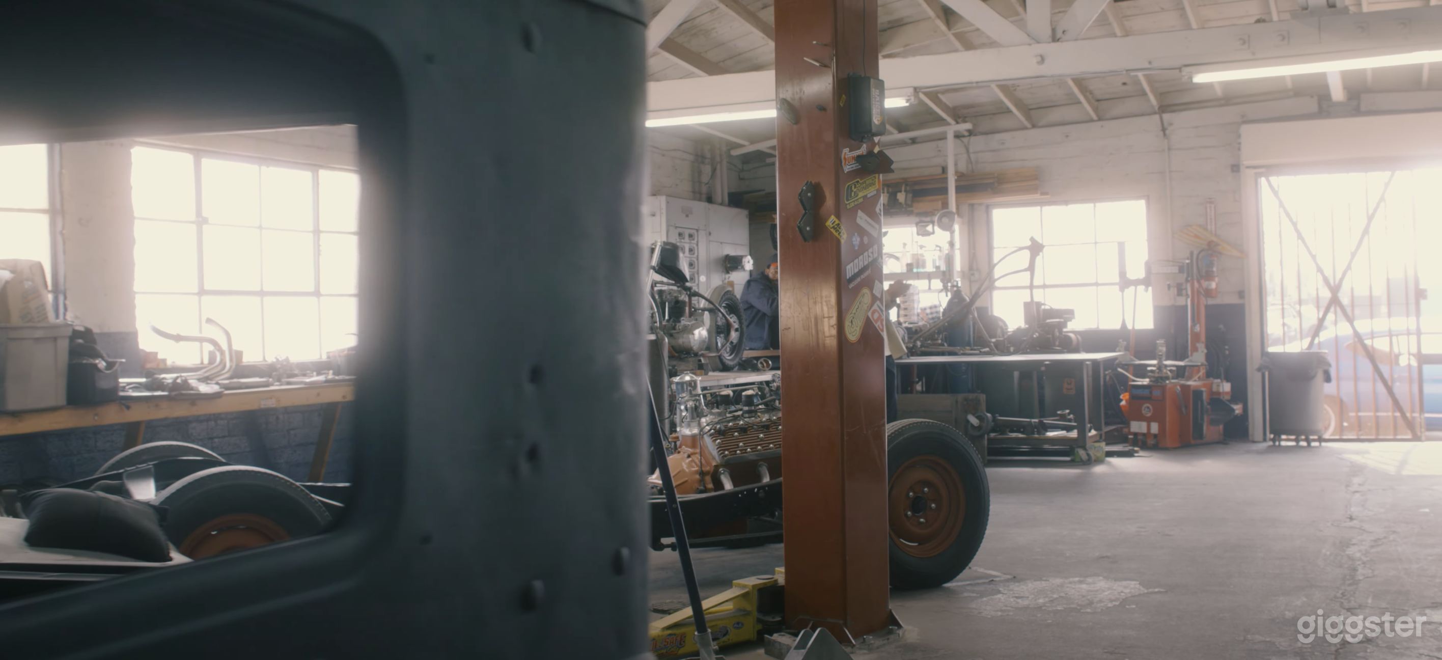 FRONT AREA OF SHOP (NATURAL LIGHT)