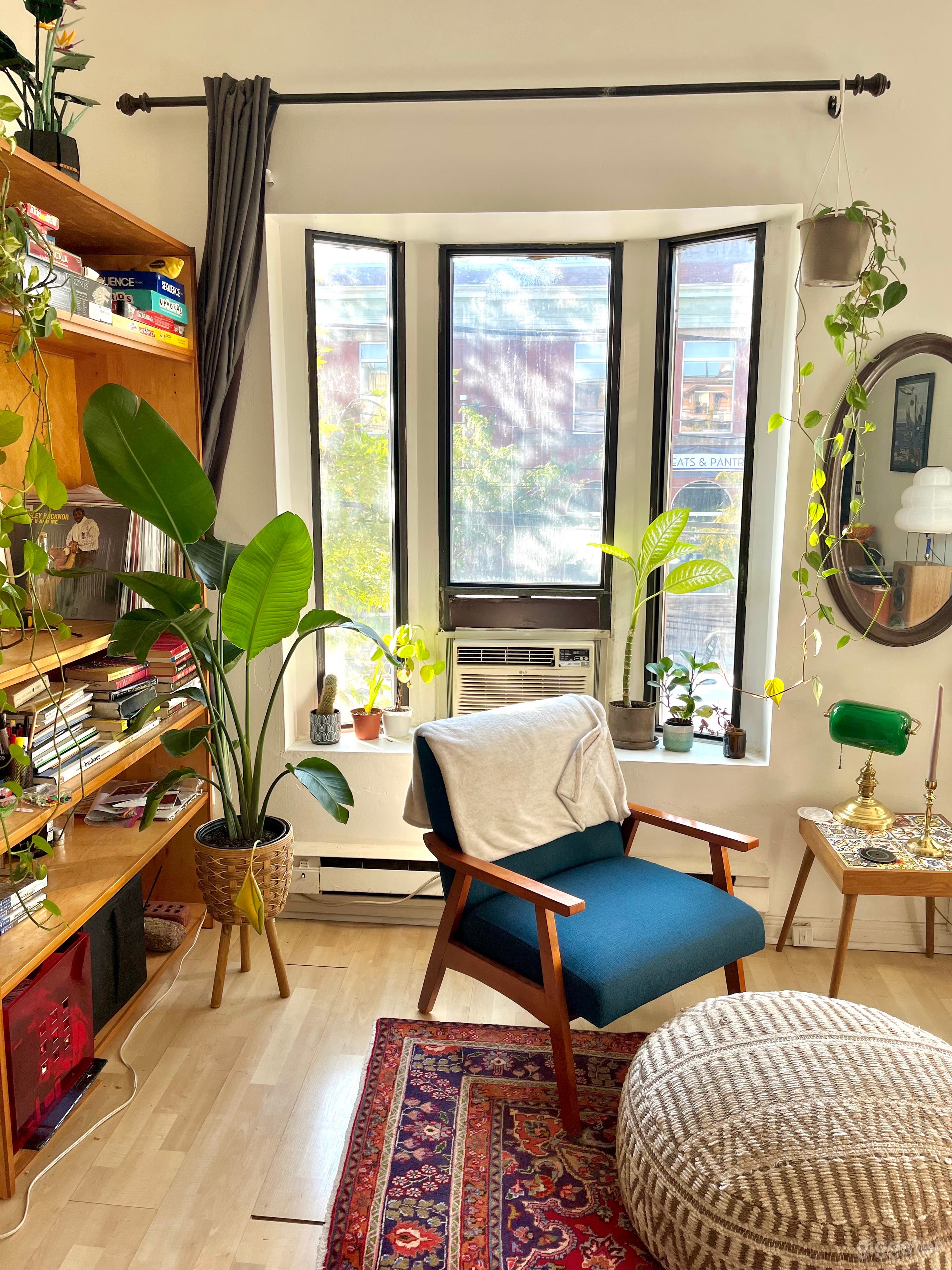 Cozy Bright Trinity Bellwoods Mid-Century Modern Space Photo 4