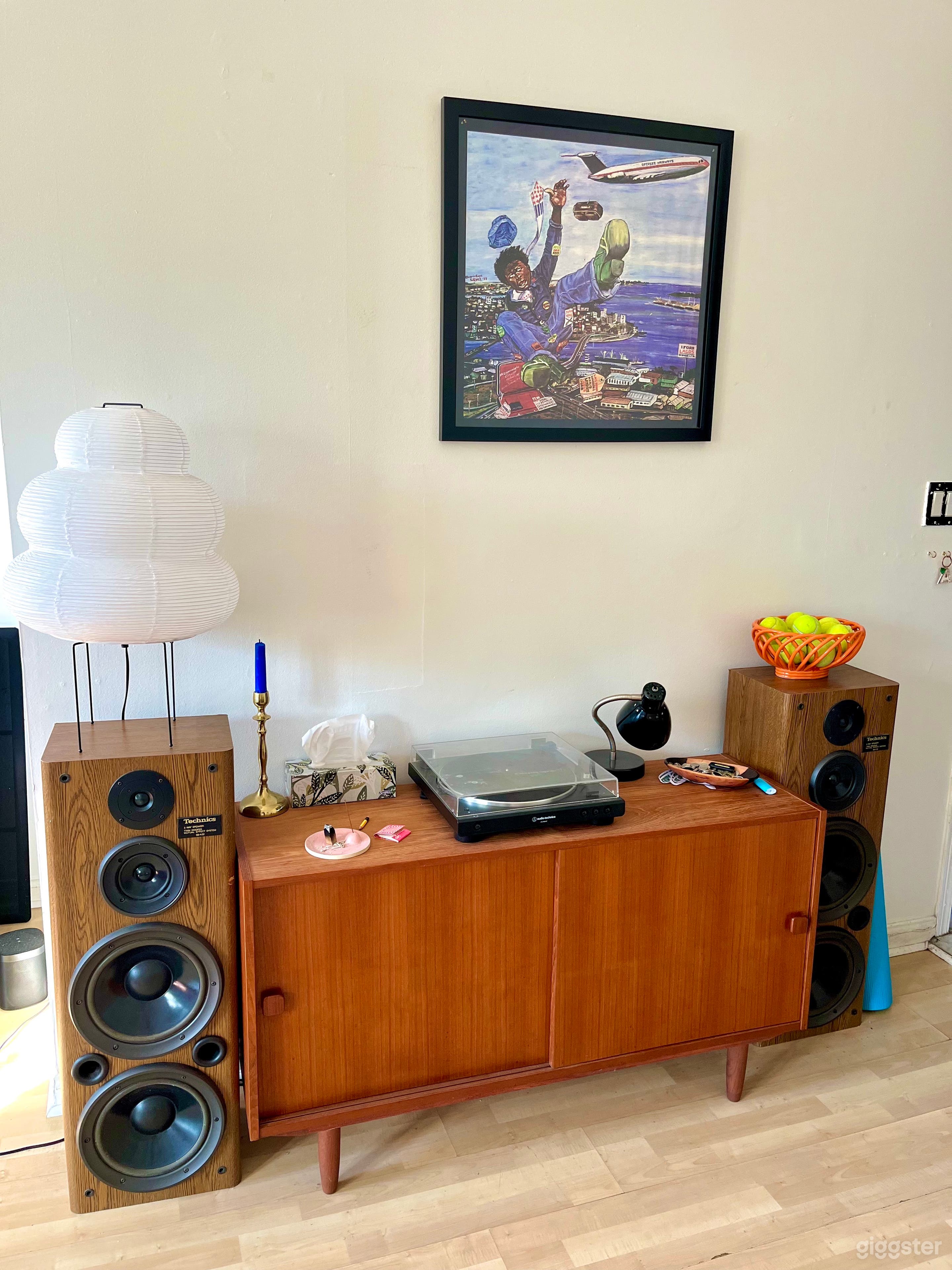 Cozy Bright Trinity Bellwoods Mid-Century Modern Space Photo 3