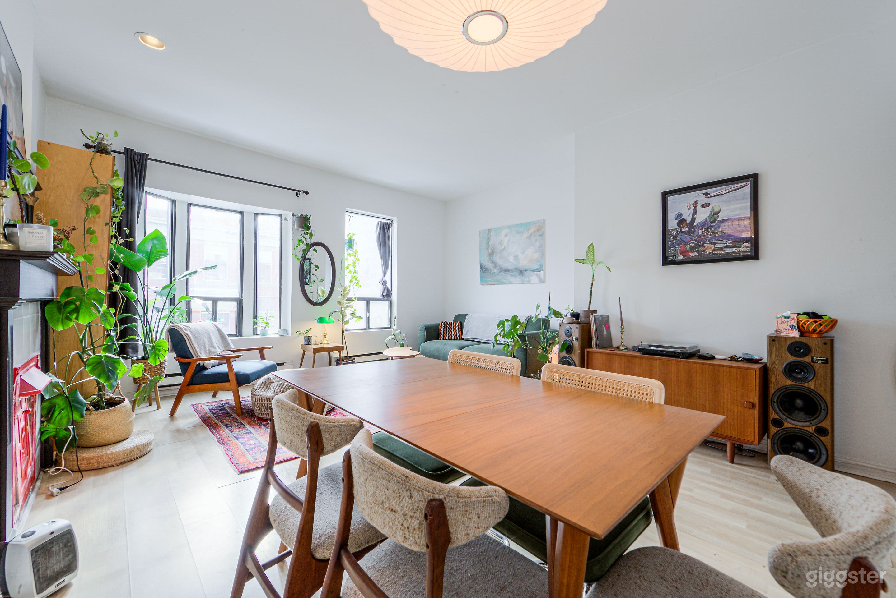 Cozy Bright Trinity Bellwoods Mid-Century Modern Space Photo 2