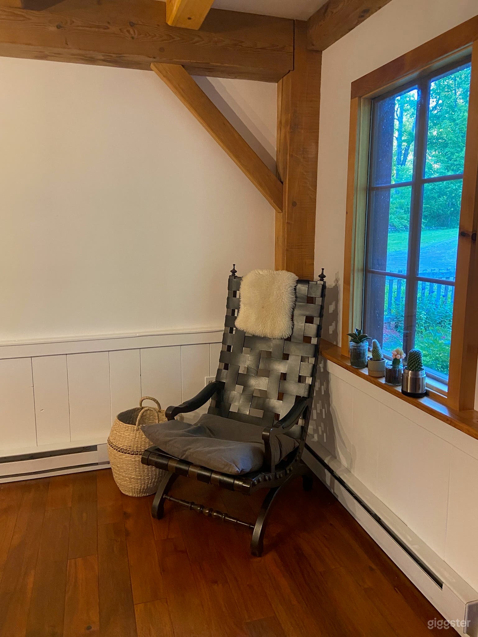 Secluded Cabin Retreat with Barn/ Hot Tub and View Photo 4