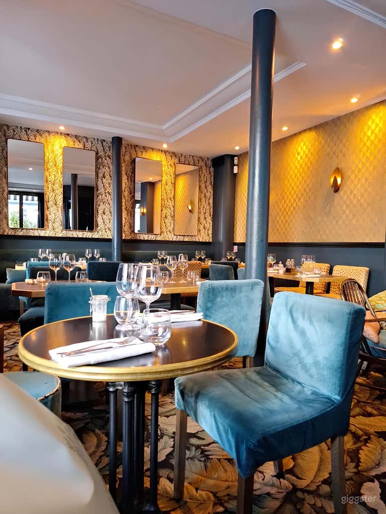  Charming Parisian bistro 
