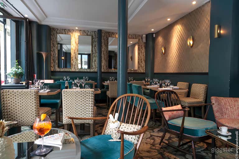  Charming Parisian bistro 