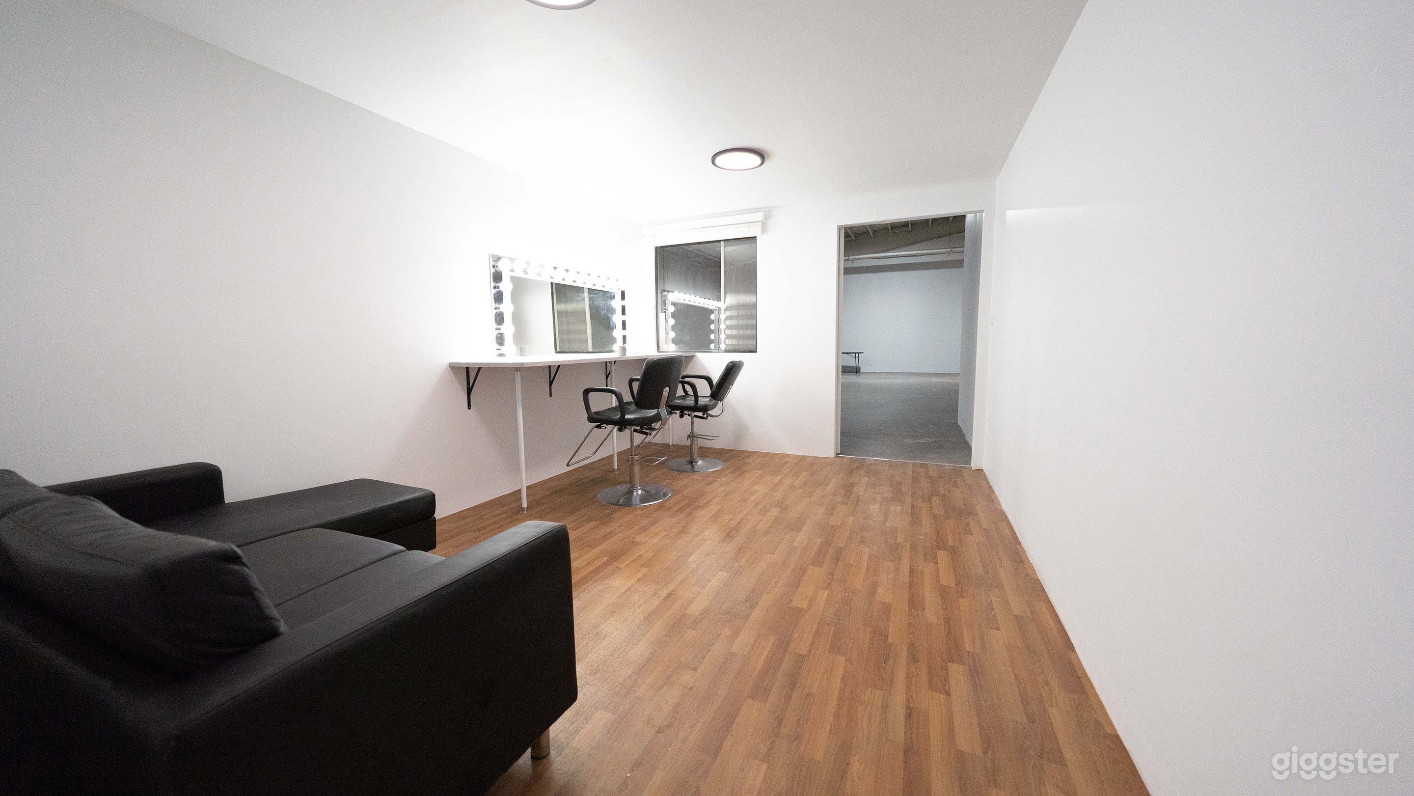 Photo Studio with Car Access Photo 4