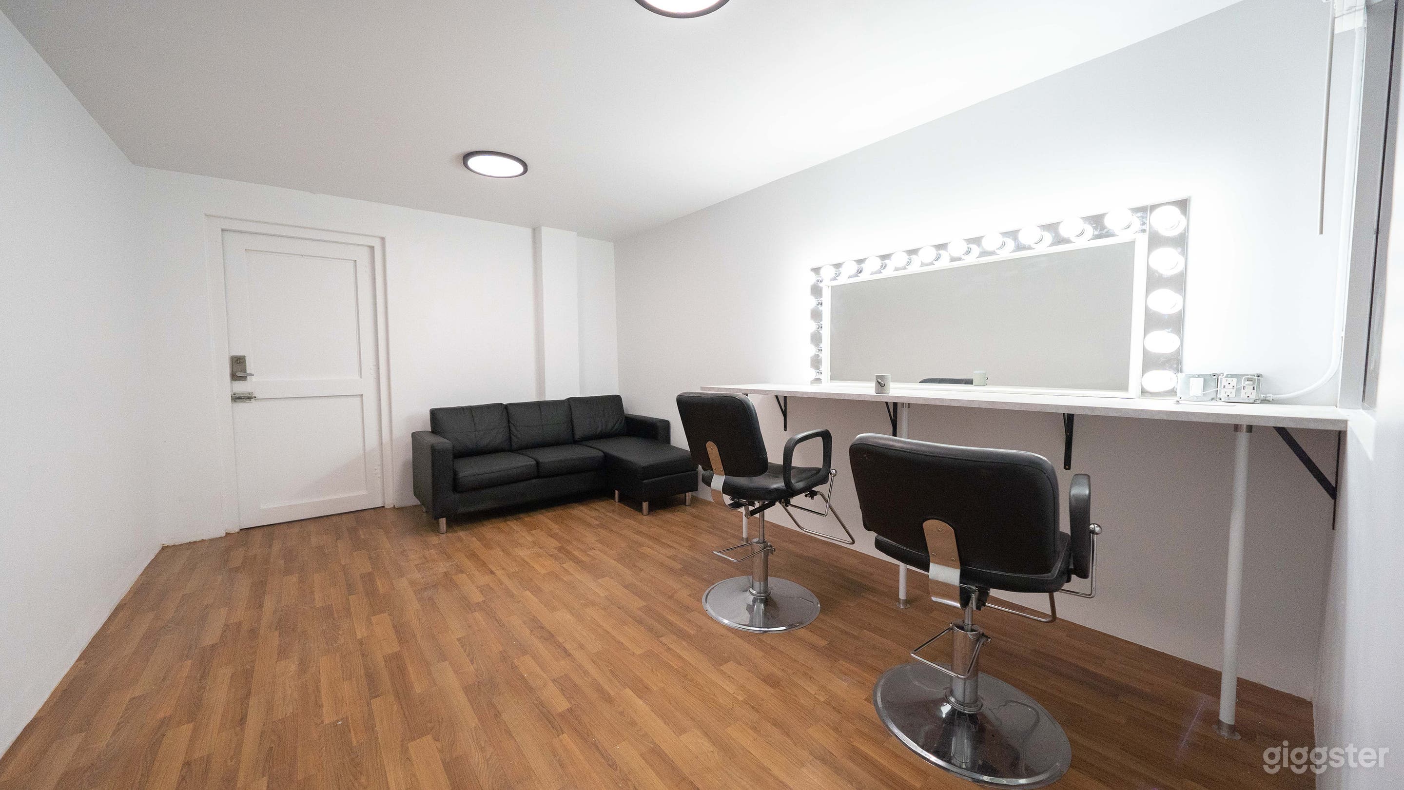 Photo Studio with Car Access Photo 3