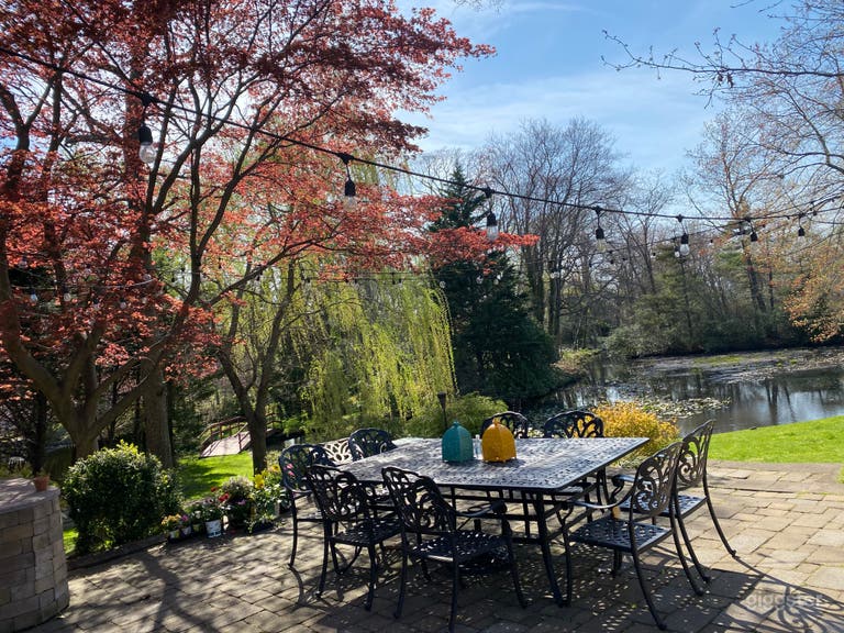  Beautiful Backyard with Breathtaking Lake 