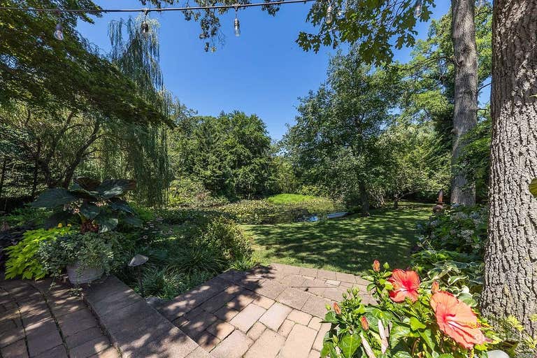  Beautiful Backyard with Breathtaking Lake 