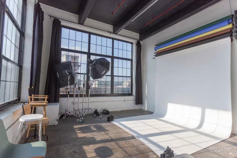  Corner Bright Sunny Loft Space 