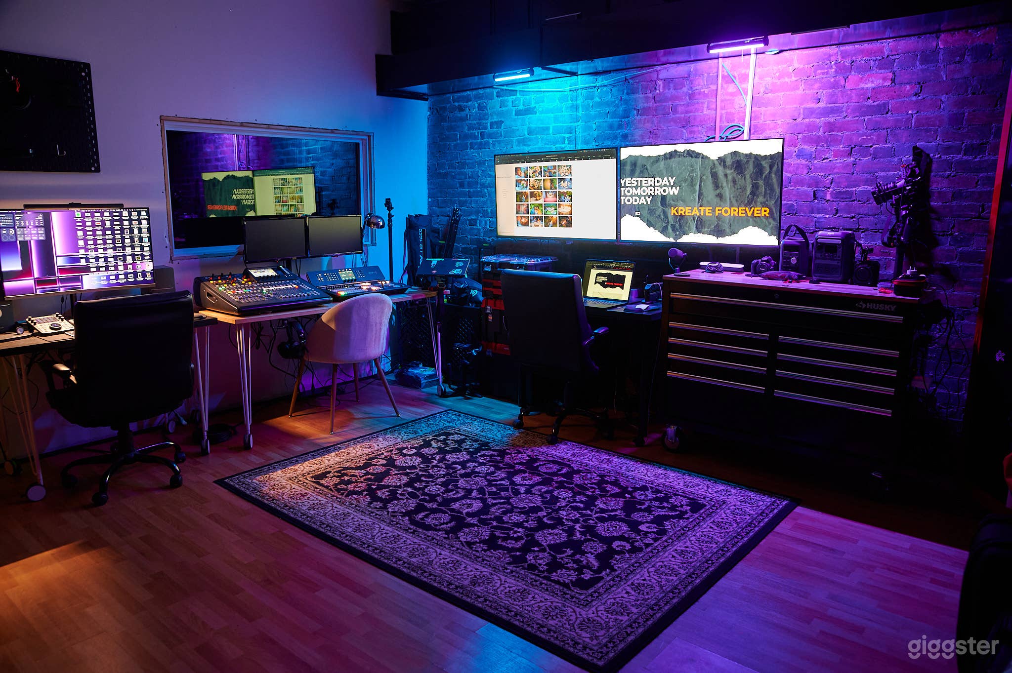 Downtown with a Lofty Creative Vibe Photo 1