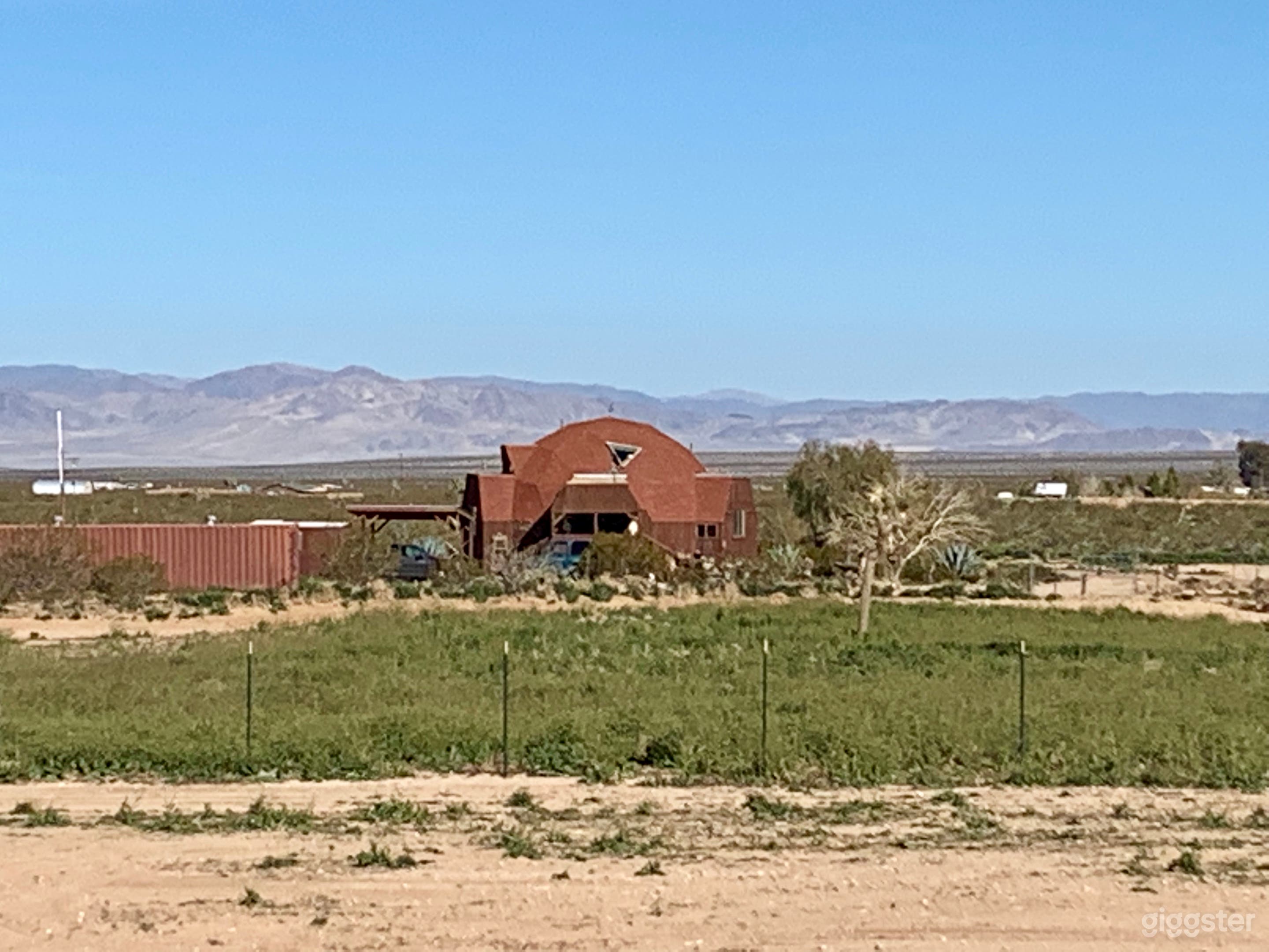 The Dome house
4 bed 2 bath 20 foot ceilings.
360 degree views of desert and Mountian’s.