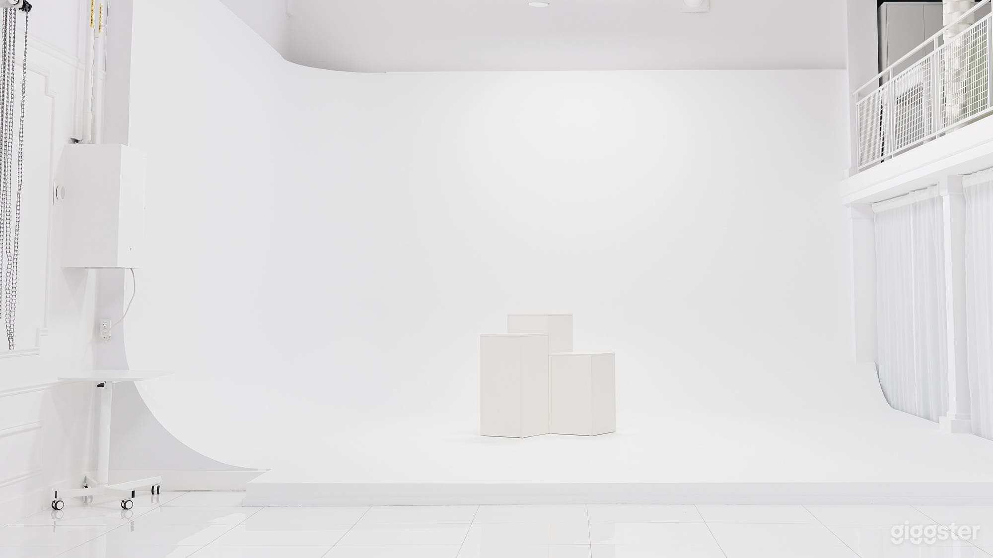 Cyclorama 90° d'un blanc pur mesurant 16' X 16' X 11'
Pure white cyclorama mesuring 16' X 16' X 11,