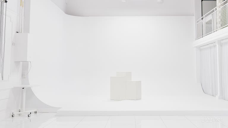  Cyclorama 90° d&#x27;un blanc pur mesurant 16&#x27; X 16&#x27; X 11&#x27;
Pure white cyclorama mesuring 16&#x27; X 16&#x27; X 11, 