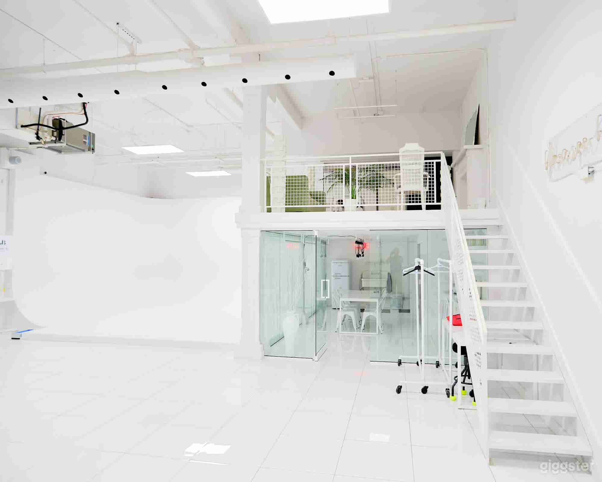 Cyclorama, cuisinette et mezzanine.

Cyclorama, kitchenette and mezzanine.