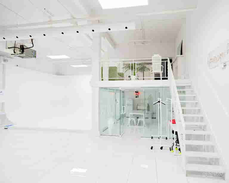  Cyclorama, cuisinette et mezzanine.

Cyclorama, kitchenette and mezzanine. 