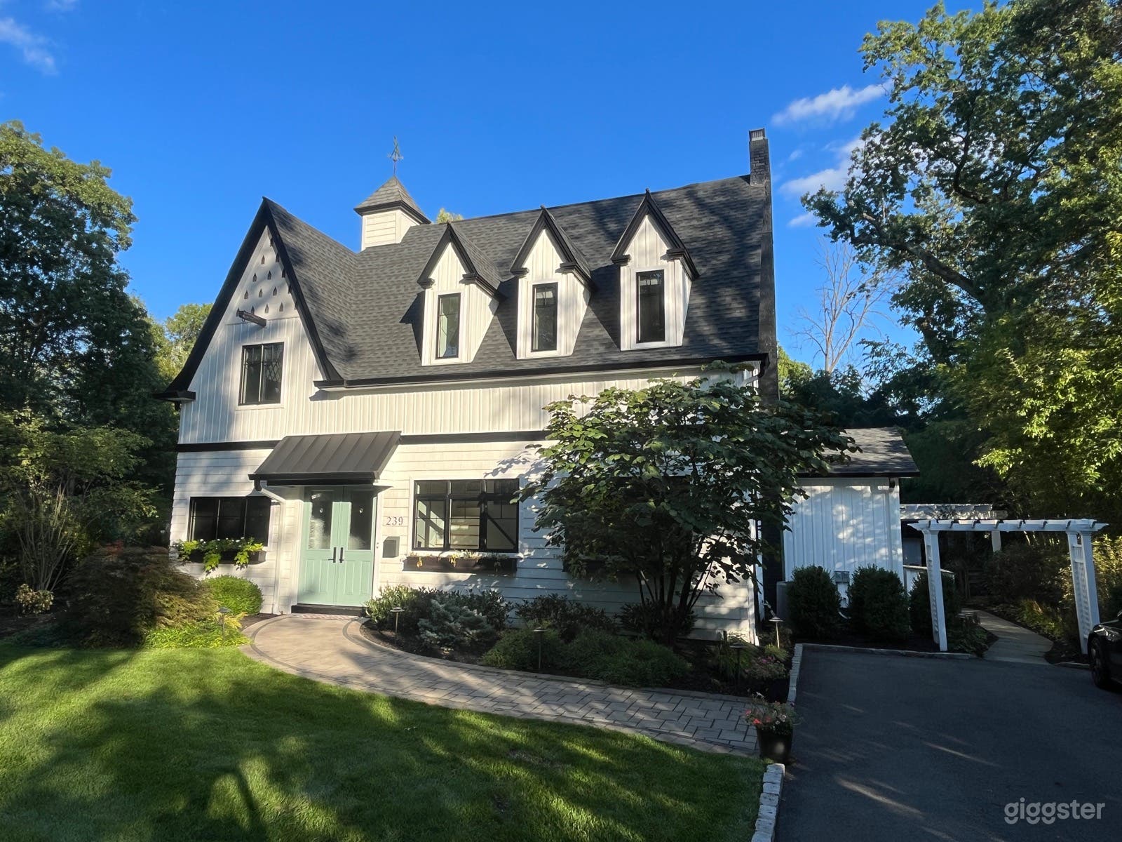 Beautiful loft-style home with Zen backyard Photo 2