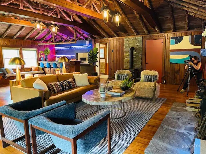 Peaceful 2 Bedroom Getaway Next to Mid-Century Gem Photo 4