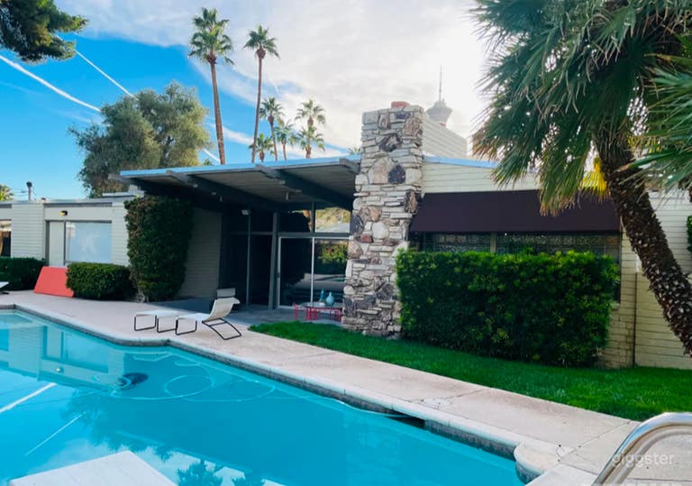  Large Private Pool With Classic Diving Board 
