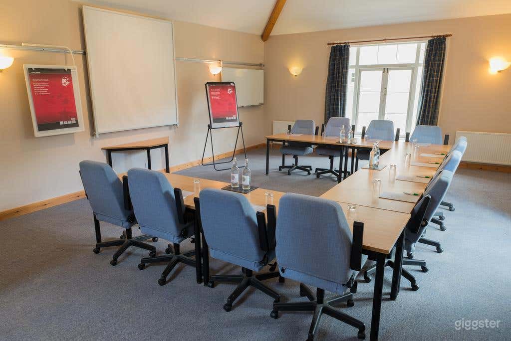 Medium Sized Conference Meeting Room Photo 3