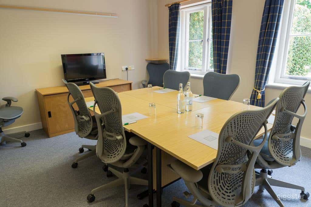 Medium Sized Conference Meeting Room Photo 4