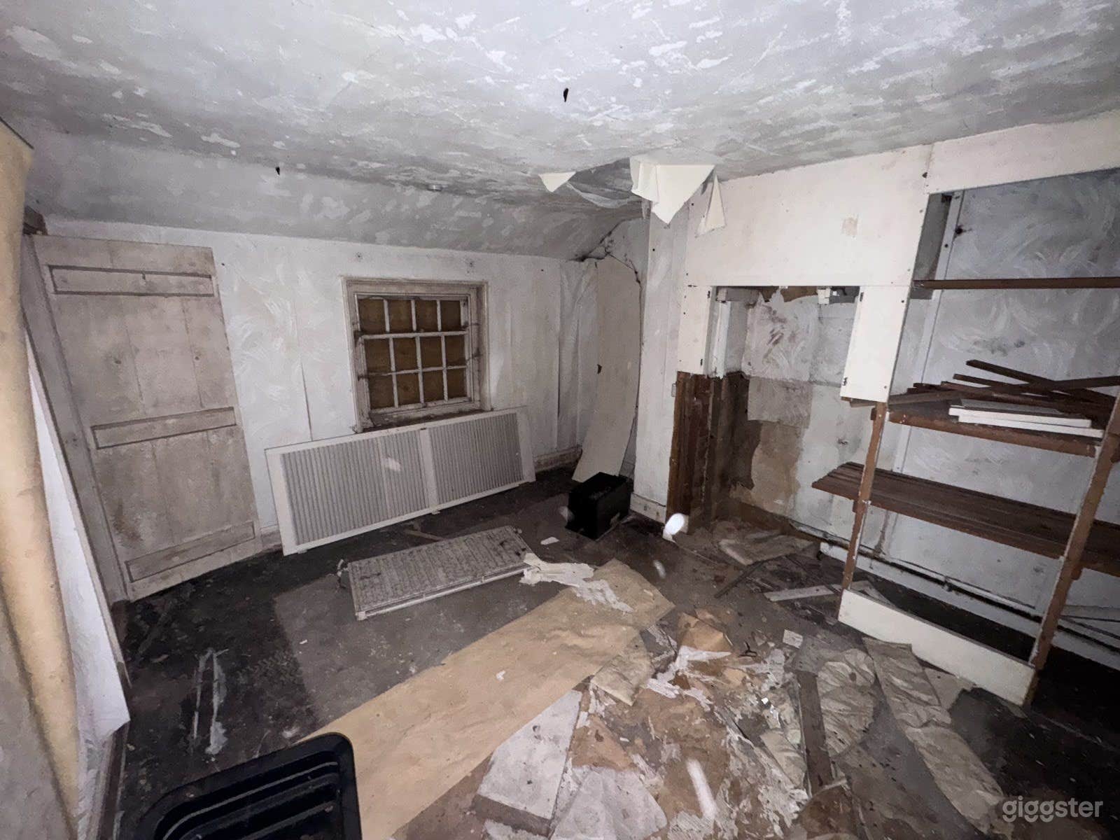 Abandoned Victorian mansion and derelict cottage Photo 3