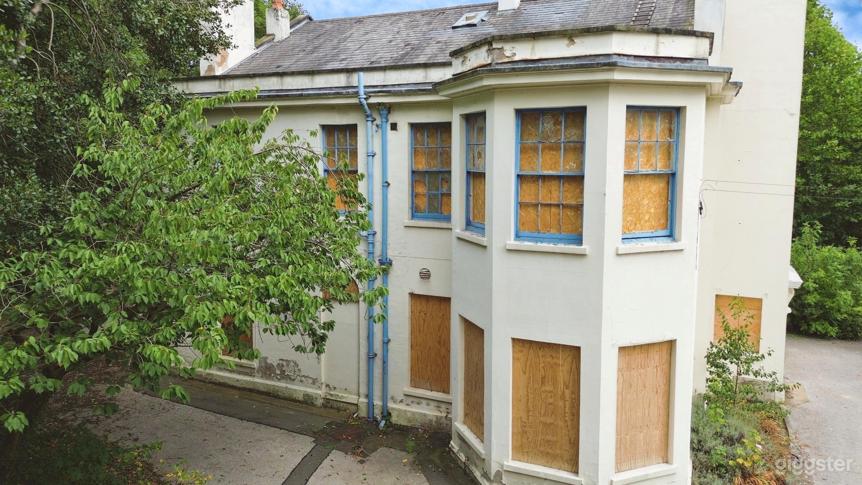 Abandoned Victorian mansion and derelict cottage Photo 1