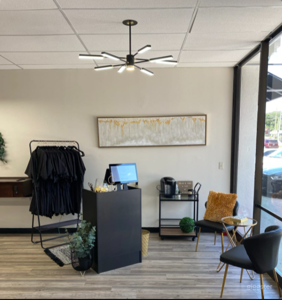  Modern Space Boutique Salon 