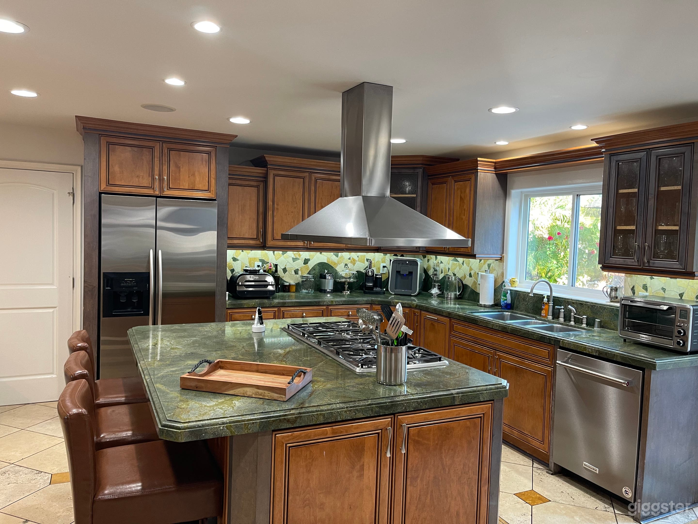 Large valley home with paradise yard Photo 3