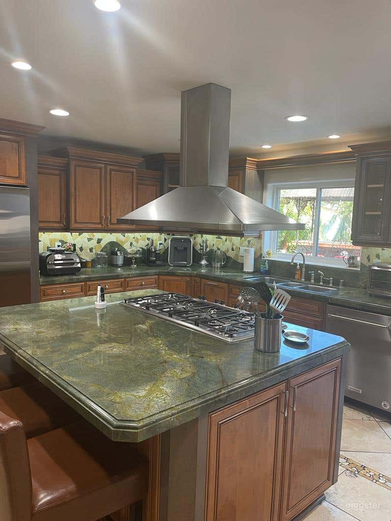 Large valley home with paradise yard Photo 4