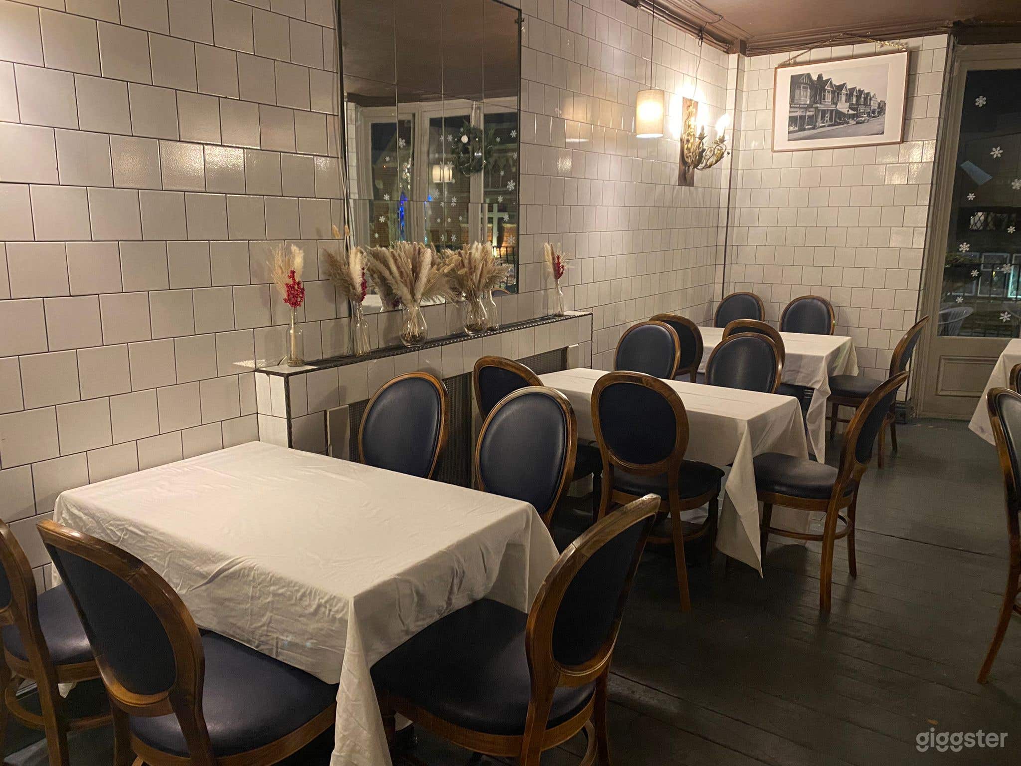 Vintage Inspired Decor Bar and Restaurant  Photo 2