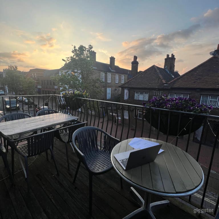  Vintage Inspired Decor Bar and Restaurant  