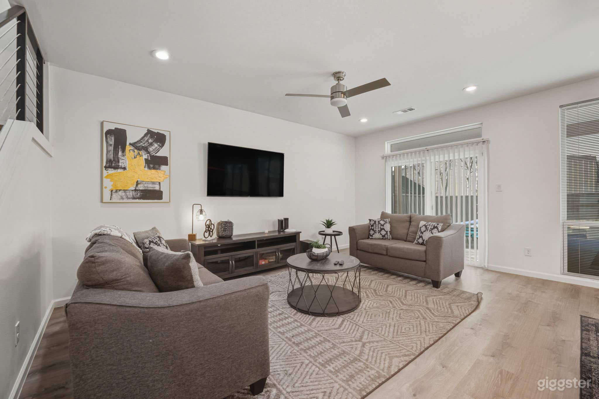 Modern Palm Springs Vibes in Dallas with Pool Photo 4