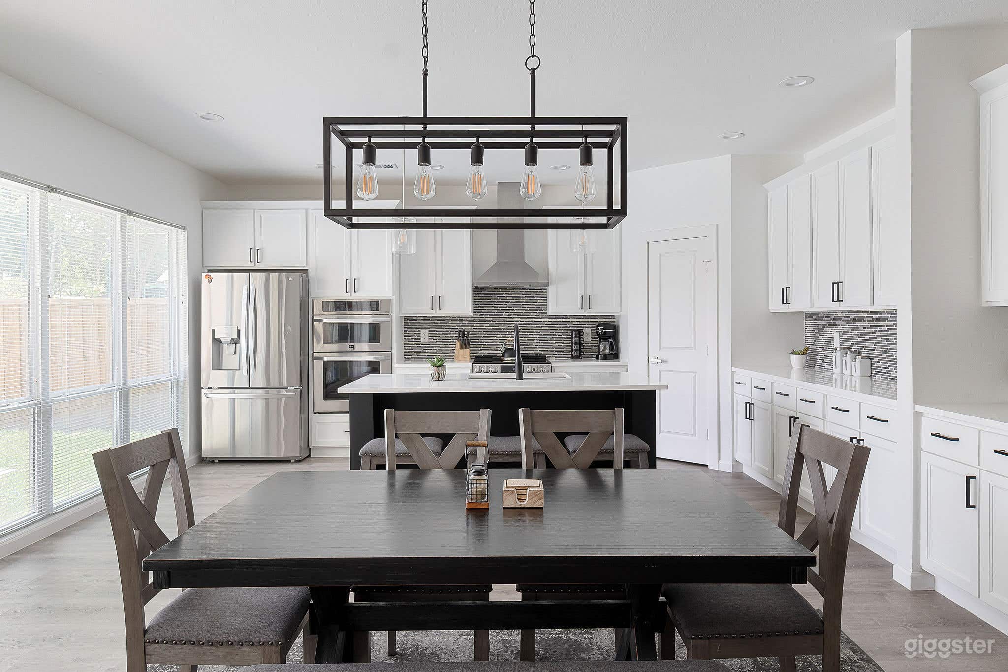 Modern Palm Springs Vibes in Dallas with Pool Photo 3