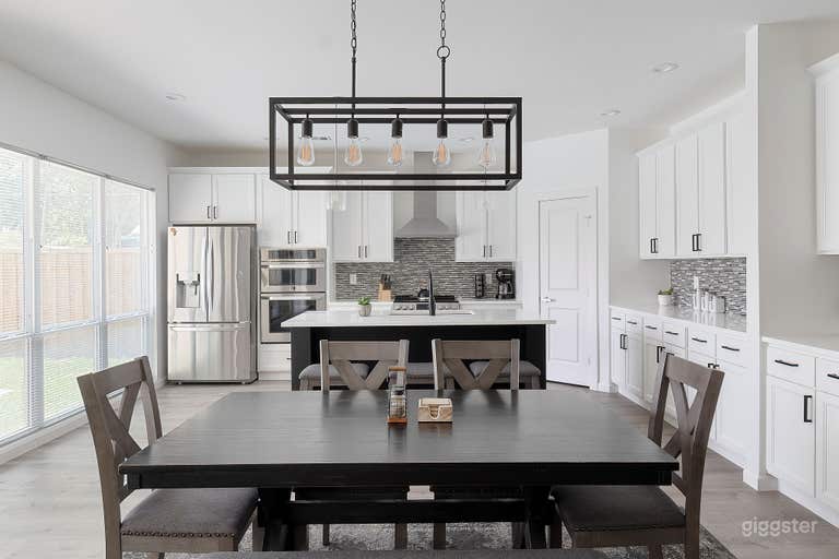  Modern Palm Springs Vibes in Dallas with Pool 