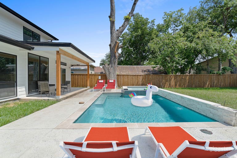  Modern Palm Springs Vibes in Dallas with Pool 