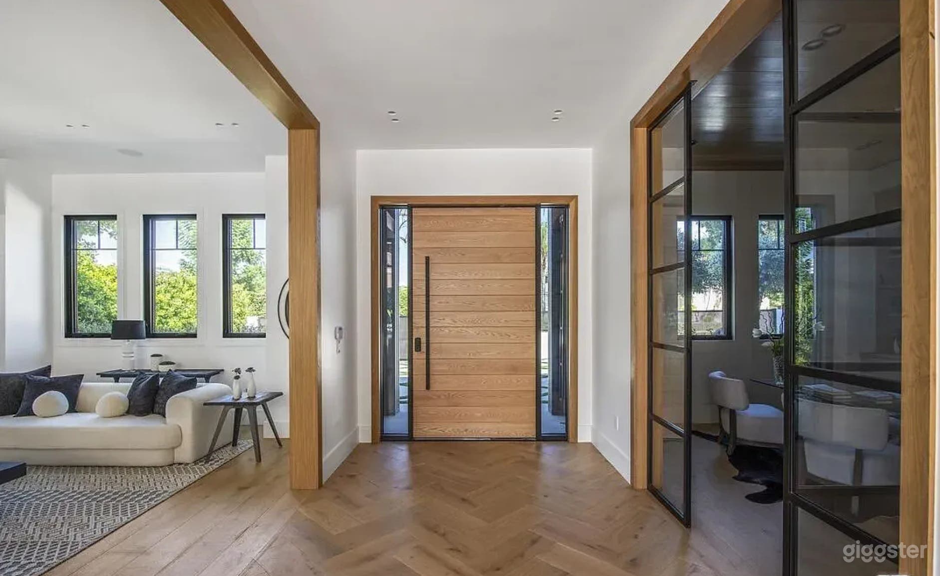 ULTRA-LUXE MODERN ESTATE W/ COURT, SPA & SCREENING Photo 3