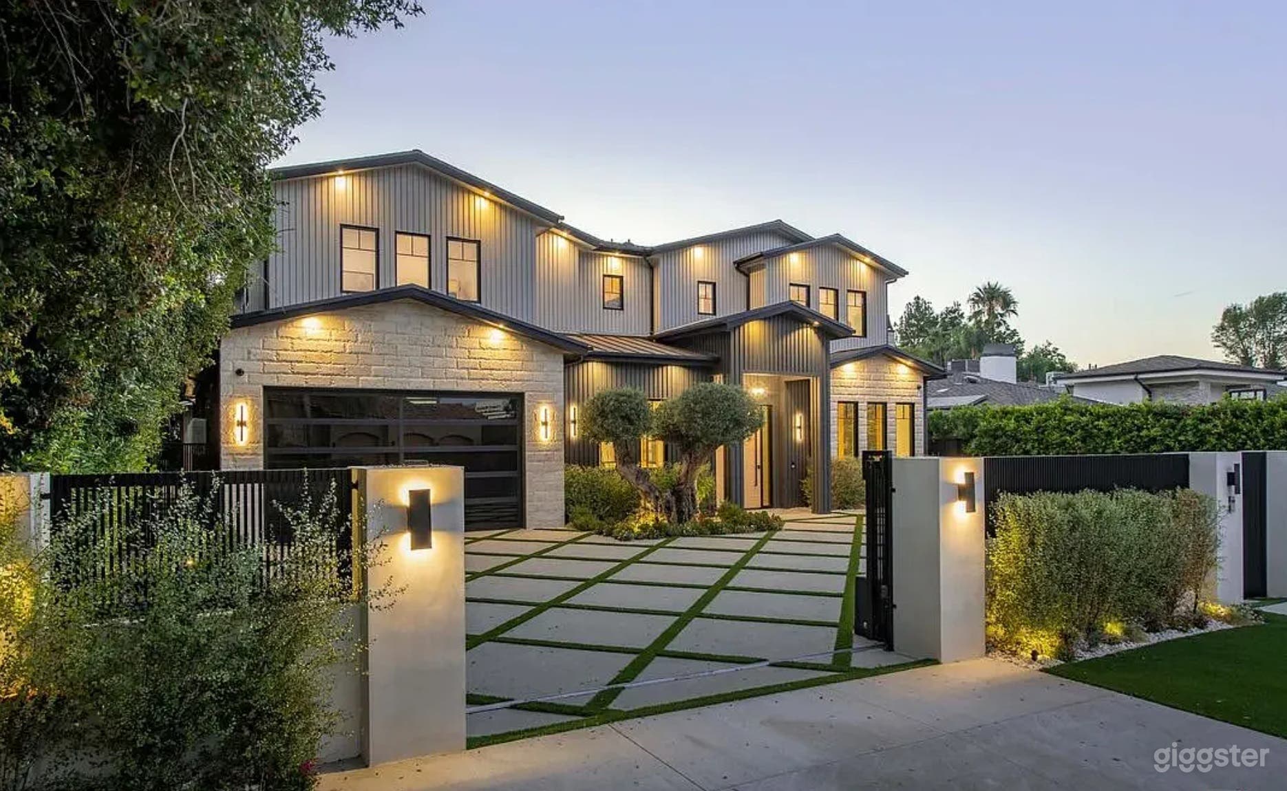 ULTRA-LUXE MODERN ESTATE W/ COURT, SPA & SCREENING Photo 2