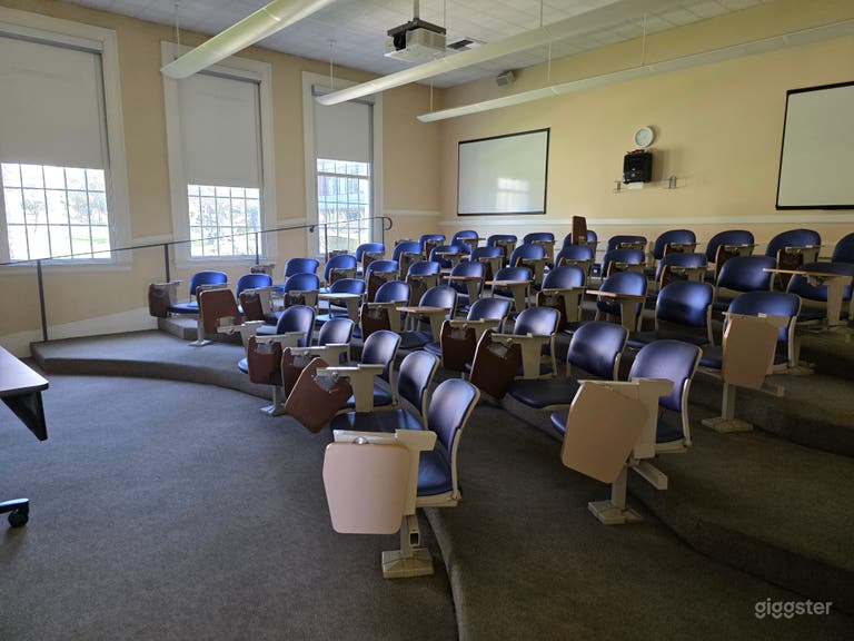  Colegio Privado - Campo, Piscina, Salones de Clase, Capilla, Café 