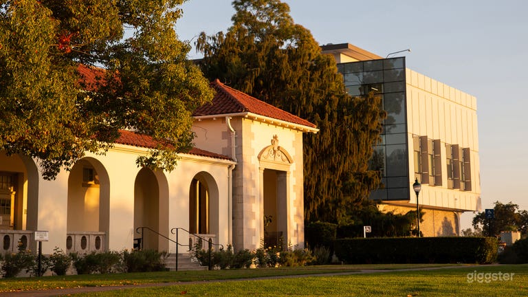  Colegio Privado - Campo, Piscina, Salones de Clase, Capilla, Café 