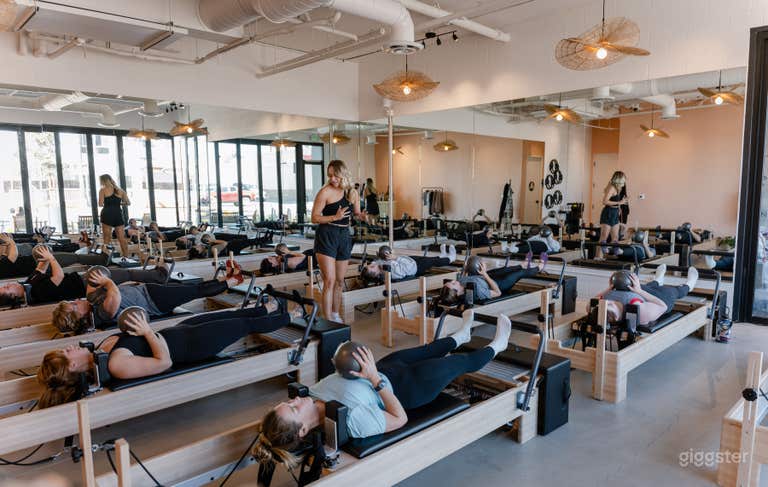  Clase grupal de reformer-pilates. 9 reformers. Luminoso, limpio, aireado, ambiente costero 