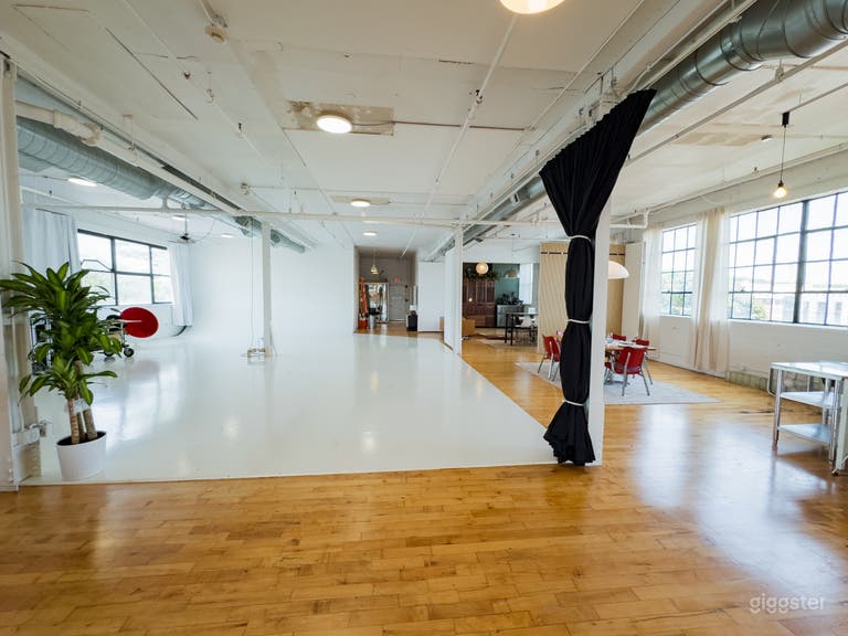  Estudio tipo loft de concepto abierto con luz natural brillante y expansiva 