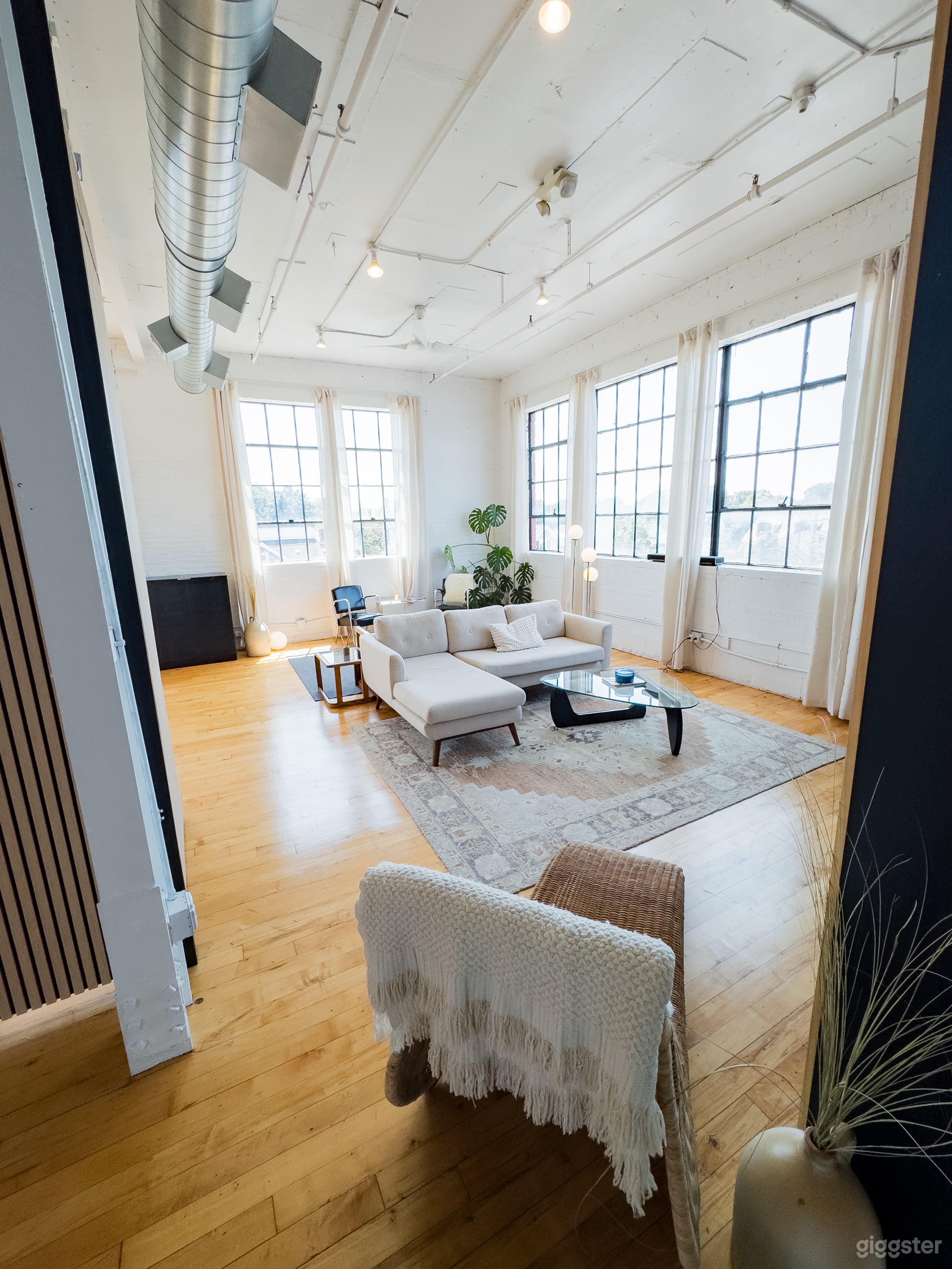 Expansive Bright Natural Light Open-Concept Loft Studio Photo 3