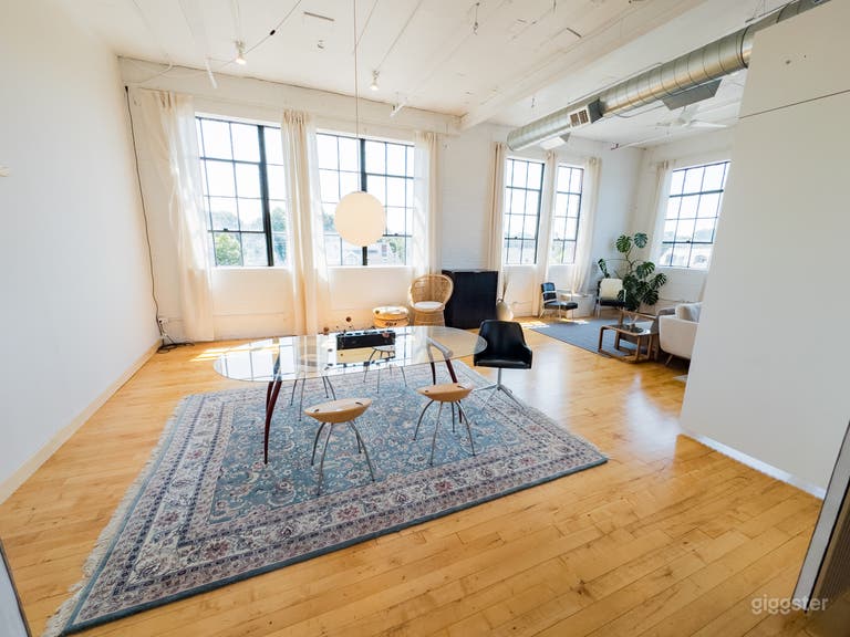  Estudio tipo loft de concepto abierto con luz natural brillante y expansiva 