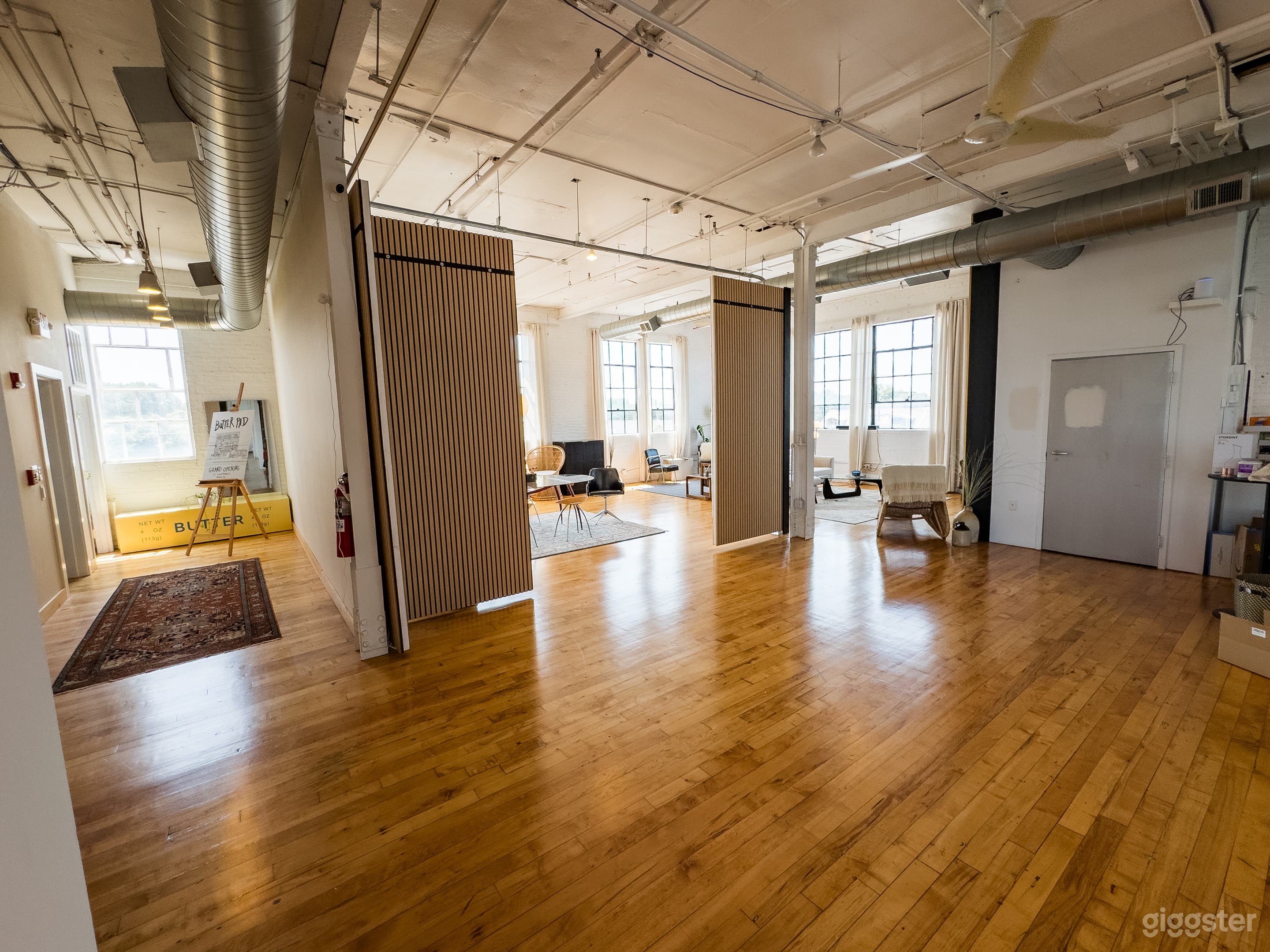 Expansive Bright Natural Light Open-Concept Loft Studio Photo 4