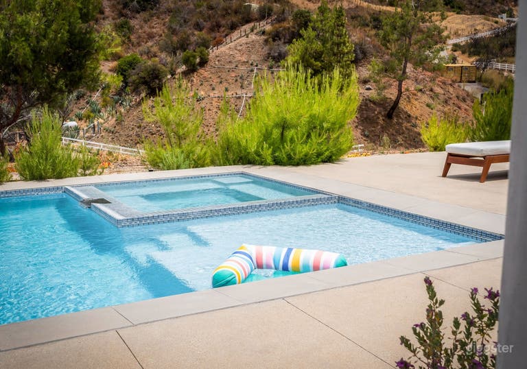   RUSTIC-MODERN 2-STORY HOUSE/POOL 