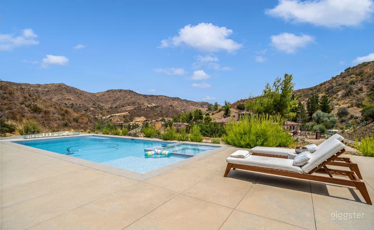   RUSTIC-MODERN 2-STORY HOUSE/POOL 