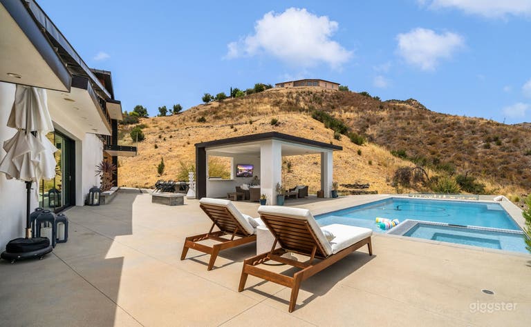   RUSTIC-MODERN 2-STORY HOUSE/POOL 