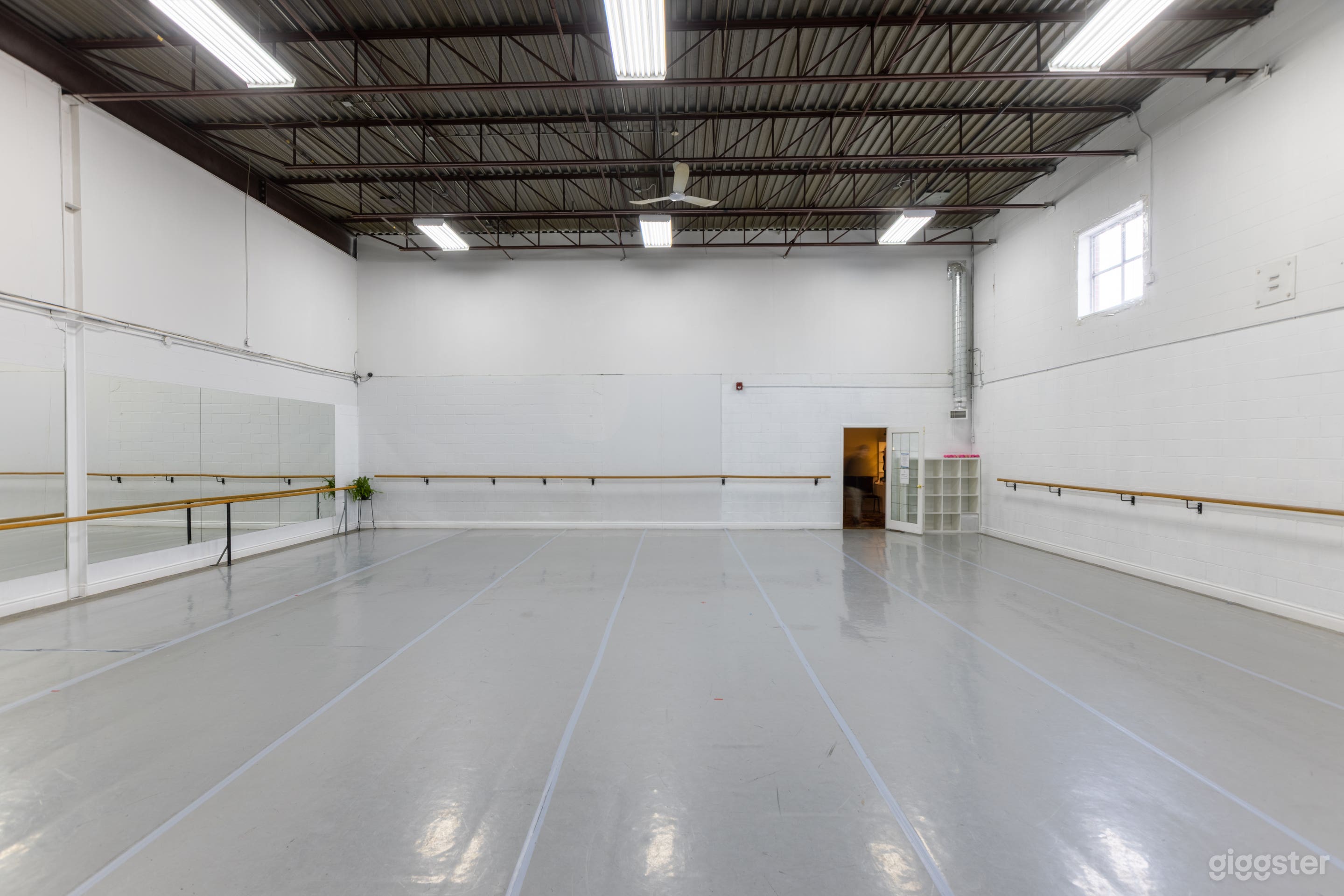 1850 Sqft Studio 2 Photo 3