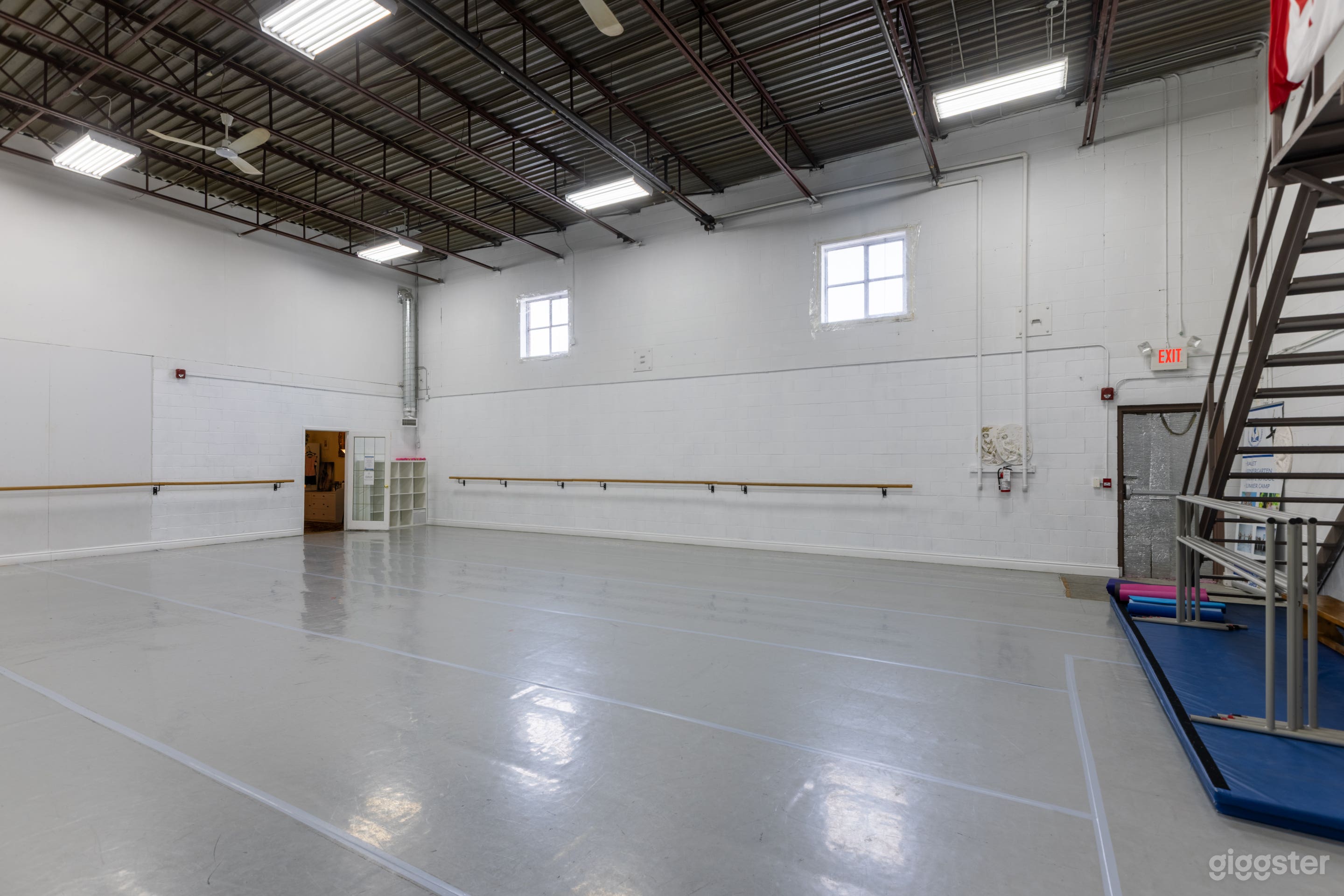 1850 Sqft Studio 2 Photo 1