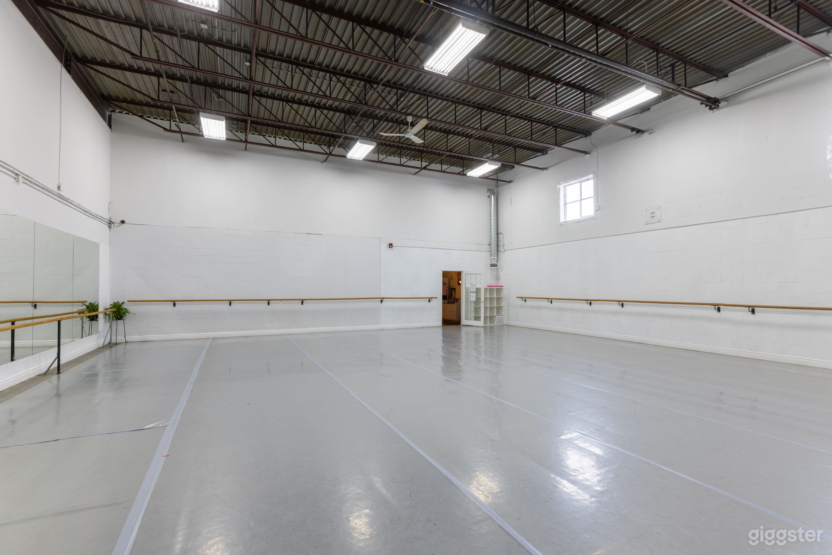 1850 Sqft Studio 2 Photo 2